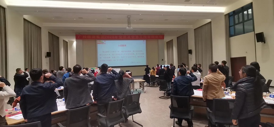 图一:课堂上重温入党誓词.jpg