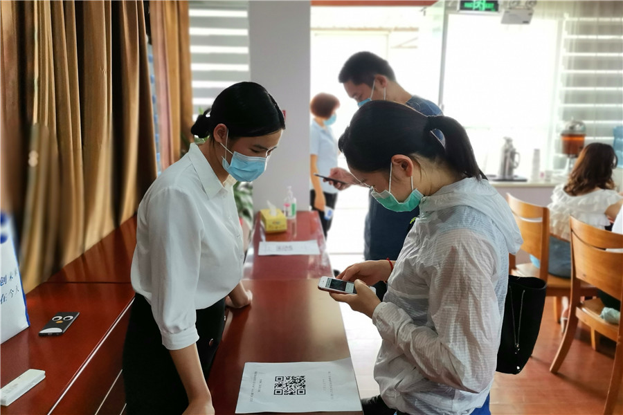 加强疫情防控 有序组织学员扫码签到.jpg