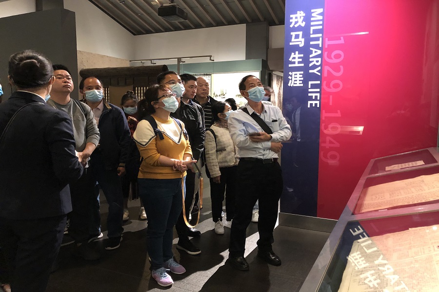 图二：参观纪念馆.jpg