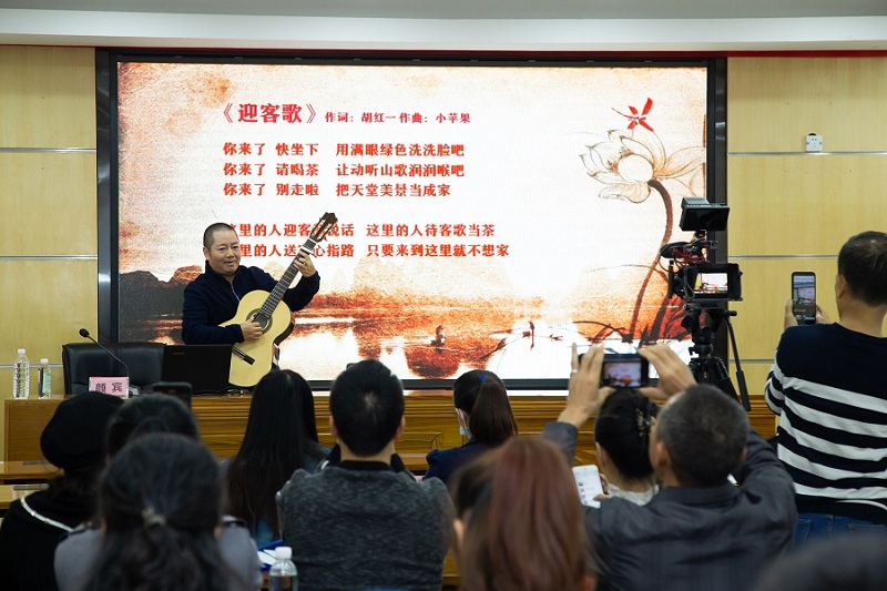 颜宾老师与大家交流.jpg