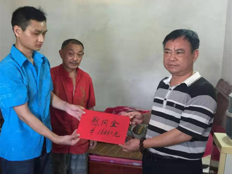 张国全向困难员工转送慰问金.jpg 张国全向困难员工转送慰问金.jpg