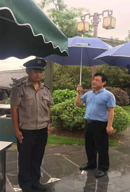 张国全冒雨到公司项目检查保安上岗情况.jpg 张国全冒雨到公司项目检查保安上岗情况.jpg