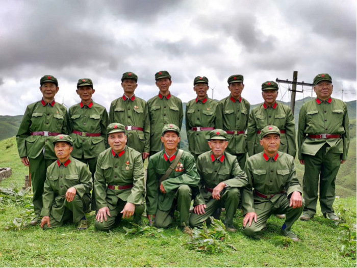 退役军人的团聚照4.png