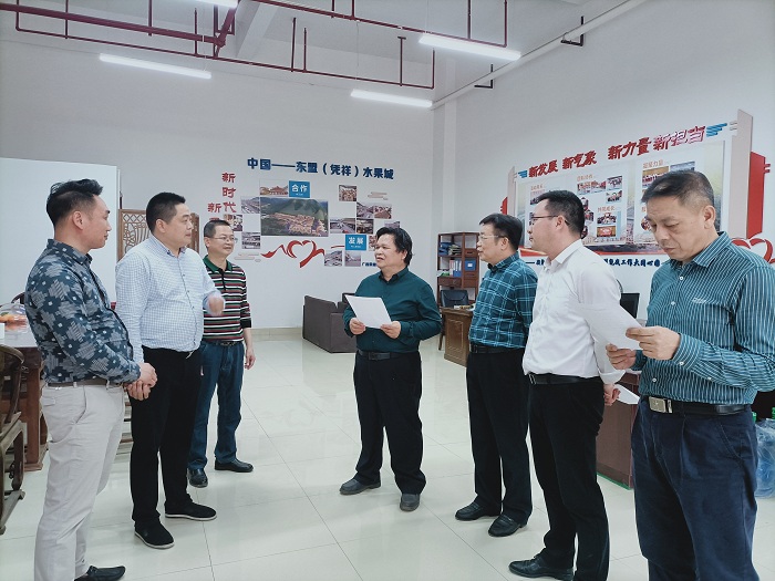 在中国东盟(凭祥)水果城调研.jpg