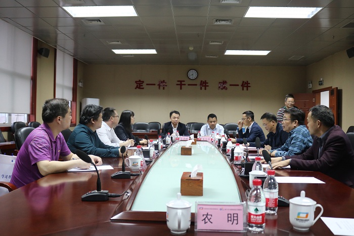 在凭祥综合保税区调研并座谈.JPG
