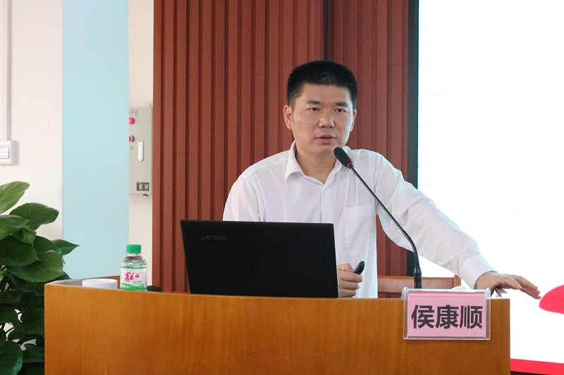 自治区司法局侯康顺副局长授课.JPG