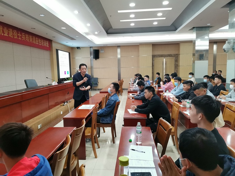 艾军老师和学员互动.jpg