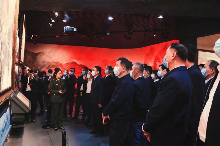 图3:学员认真聆听讲解员讲解.jpg