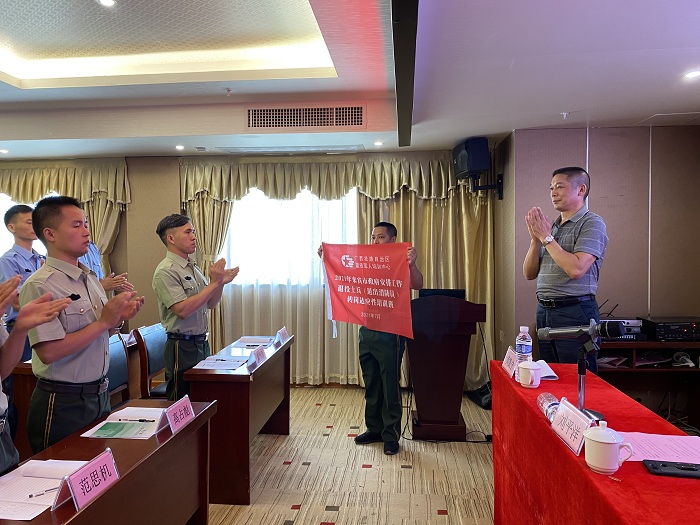 3 来宾市2021年政府安排工作退役士兵转岗适应性培训班授旗仪式.jpg