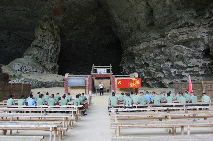 5 河池市到东兰县“列宁岩”开展现场教学.JPG