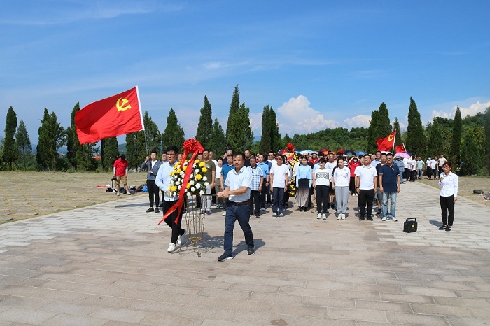 图二：敬献花篮.jpg