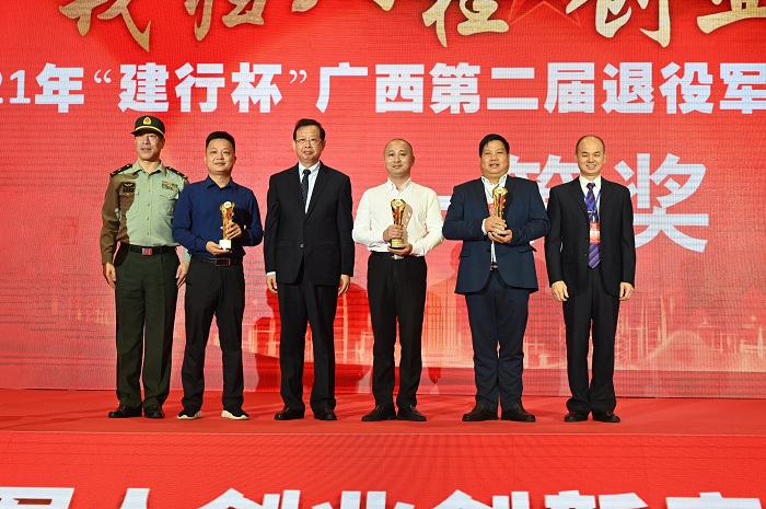 自治区副主席李彬等领导为本届大赛中获得一等奖的参赛选手颁奖.jpg