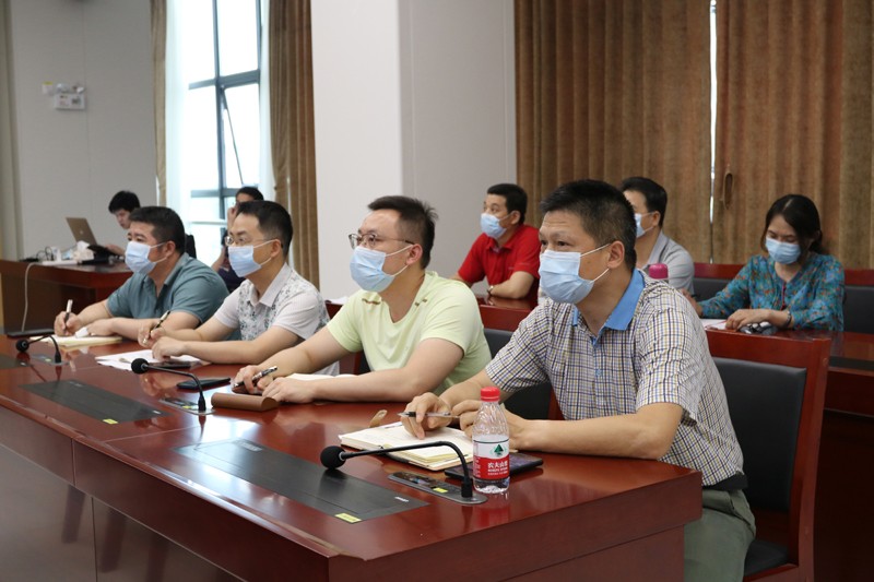 学员认真听课.jpg