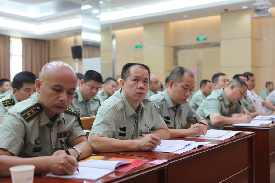 认真做记录的学员1.jpg