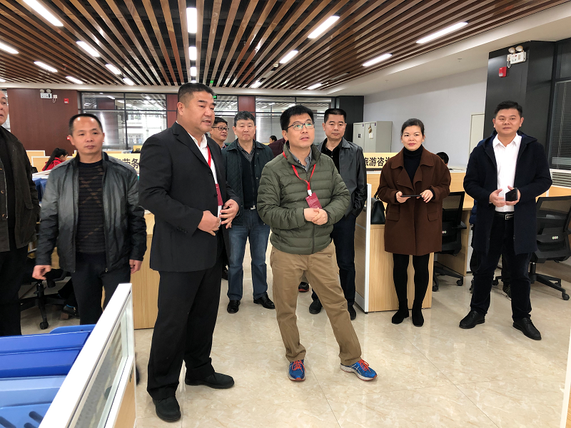自治区退役军人事务厅就业创业处王幼林处长听取入驻企业介绍.png