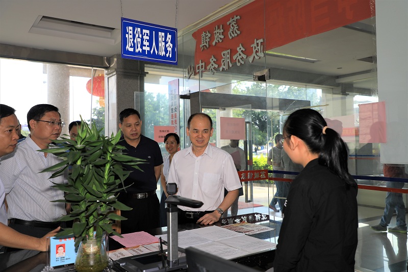周长青率调研组到桂林市调研1.jpg